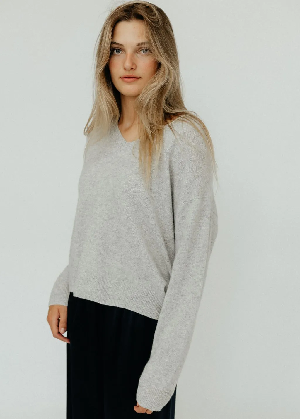 Elizabeth V-Neck Cashmere Sweater in Grey